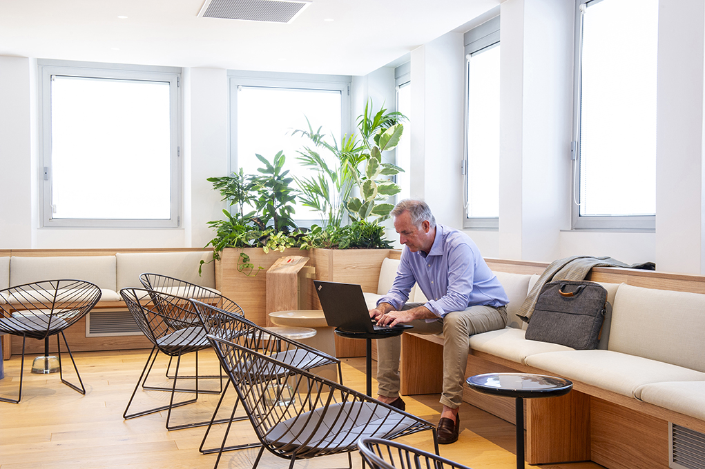 espace de détente et d'accueil avec ambiance végétale dans un espace de travail